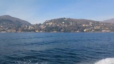 Como Gölü kıyılarının panoramik manzarası. Bir tekneden görüntü