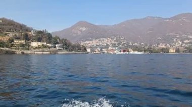 Como Gölü kıyılarının panoramik manzarası. Bir tekneden görüntü