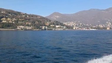 Como Gölü kıyılarının panoramik manzarası. Bir tekneden görüntü