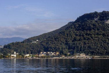 Garda Gölü 'ndeki Luppia Dağı panoramik manzarası. Bir gemiden görünüm