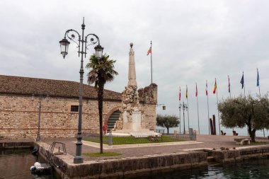 LAZISE, İTALYA - 25 Ekim 2024: İtalya 'nın Lazise kentinde kaybedilen tüm savaşlara adanmış anıtın manzarası