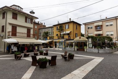 LAZISE, İTALYA - 25 EKİM 2024: Eski Lazise kasabasının sokaklarında