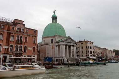 Venedik, İtalya - 24 Ekim 2024 Venedik 'teki San Simeone Piccolo Kilisesi manzarası Büyük Kanal' dan