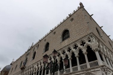 Doge Sarayı 'nın bir parçası ya da Palazzo Ducale, Venedik, İtalya. Şehrin ünlü bir simgesidir. Güzel Rönesans İtalyan mimarisi