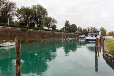 PESCHIERA DEL GARDA - 22 Ekim 2024: Peschiera del Garda, İtalya 'da bir kanal veya Garda Gölü kıyısı manzarası
