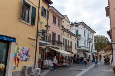 PESCHIERA DEL GARDA, İtalya - 22 Ekim 2024: Peschiera del Garda, İtalya 'da renkli binalarla bir sokak sahnesi