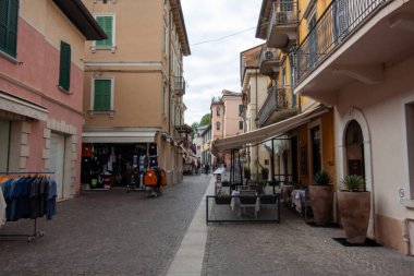 PESCHIERA DEL GARDA, İtalya - 22 Ekim 2024: Peschiera del Garda, İtalya 'da renkli binalarla bir sokak sahnesi