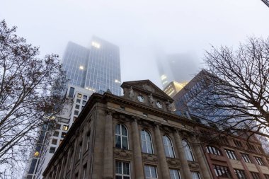 Sisli bir günde Frankfurt 'un finans bölgesindeki (Bankenviertel) tarihi ve modern mimari arasındaki tezat