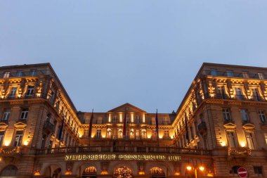 FRANKFURT (MAIN), Almanya - 1 Aralık 2024: Frankfurt, Almanya 'da lüks bir otel olan Steigenberger Frankfurter Hof
