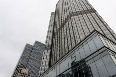 MesseTurm (Messe Tower), Frankfurt am Main, Almanya 'nın önde gelen bir gökdelenidir. Bulutlu bir günde, kendine özgü piramitsel tepesi vardır.