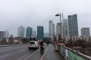 FRANKFURT (MAIN), GERMANY - 1 Aralık 2024: Frankfurt 'taki Untermainbruecke (Aşağı Ana Köprü) üzerinde trafik ve bisikletçiler