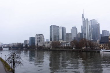 FRANKFURT (MAIN), GERMANY - 1 Aralık 2024: Bulutlu bir günde Eiserner Steg 'den (Demir Köprü) Frankfurt am Main' in panoramik görüntüsü