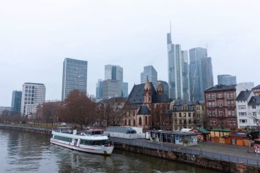 FRANKFURT (MAIN), GERMANY - 1 Aralık 2024: Frankfurt am Main River ve Bankenviertel 'in gökdelenleri bulutlu bir günde