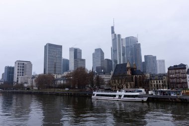 FRANKFURT (MAIN), GERMANY - 1 Aralık 2024: Frankfurt am Main River ve Bankenviertel 'in gökdelenleri bulutlu bir günde