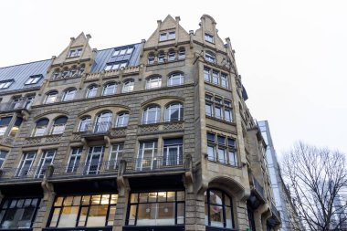 Frankfurt am Main, Almanya 'da tarihi bir binanın manzarası, tarihçi veya Art Nouveau (Jugendstil) mimarisinin karakteristik özelliklerine sahip dekoratif ön cephe detayları içerir. Modern çatı pencereleri görünür