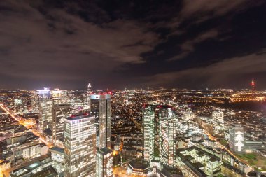 FRANKFURT (MAIN), ALMANY - 3 Aralık 2024: Maintower gözlem güvertesinden Frankfurt am Main 'in gece panoramik görüntüsü