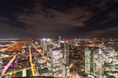 FRANKFURT (MAIN), ALMANY - 3 Aralık 2024: Maintower gözlem güvertesinden Frankfurt am Main 'in gece panoramik görüntüsü