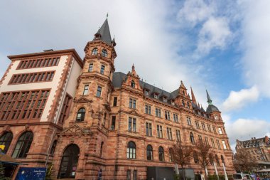WIESBADEN, GERMANY - 3 Aralık 2025: Neue Rathaus (Yeni Şehir Salonu), Neo-Rönesans tarzında Neo-Gotik unsurlara sahip büyük bir bina, Wiesbaden 'deki Marktplatz (Pazar Meydanı) üzerinde yer almaktadır.