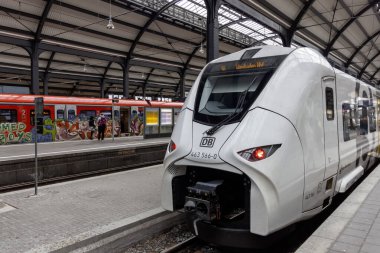 WIESBADEN, GERMANY - 3 Aralık 2024: Wiesbaden İstasyonu 'nda temiz beyaz dış görünüşlü ve görünür 