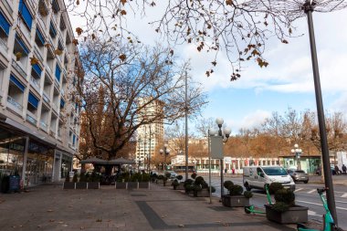 WIESBADEN, GERMANY - 3 Aralık 2024: Bu görüntü, Almanya 'nın Wiesbaden kentindeki modern ve eski mimarinin bir karışımını resmediyor