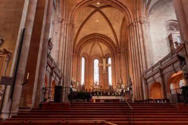 MAINZ, GERMANY - 3 Aralık 2024: Görüntü Mainz Katedrali 'nin (Mainzer Dom) etkileyici iç yüzünü gözler önüne seriyor