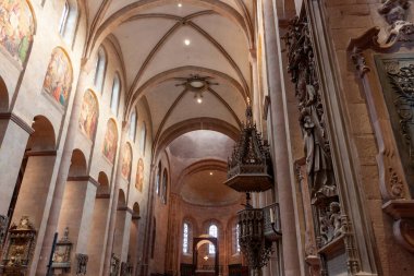 MAINZ, GERMANY - 3 Aralık 2024: Görüntü Mainz Katedrali 'nin (Mainzer Dom) etkileyici iç yüzünü gözler önüne seriyor