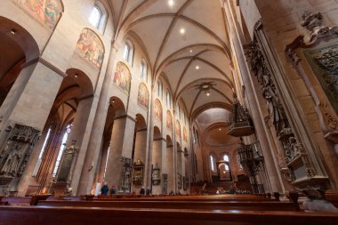 MAINZ, GERMANY - 3 Aralık 2024: Görüntü Mainz Katedrali 'nin (Mainzer Dom) etkileyici iç yüzünü gözler önüne seriyor