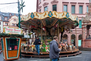 MAINZ, Almanya - 3 ARALIK 2024: Mainz, Almanya 'da bir Noel pazarında Atlıkarınca