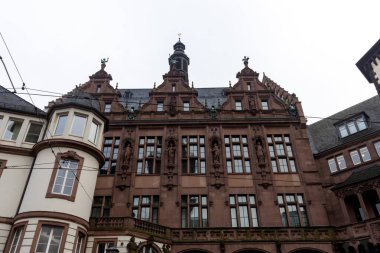 FRANKFURT, Almanya - 2 ARALIK. 2024: Frankfurt, Almanya 'da Roemerberg' de tarihi Rmer binası ve meydan