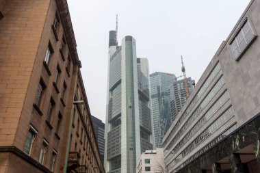 FRANKFURT, Almanya - 2 ARALIK. 2024: Frankfurt, Almanya 'daki Commerzbank Tower