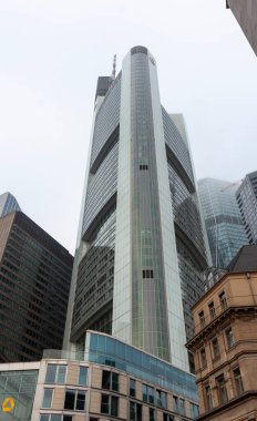 FRANKFURT, Almanya - 2 ARALIK. 2024: Frankfurt, Almanya 'daki Commerzbank Tower