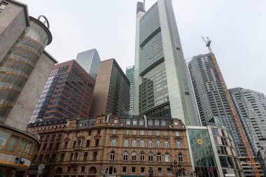 FRANKFURT, Almanya - 2 ARALIK. 2024: Frankfurt Ticaret Kulesi ve Messeturm ile gökyüzü