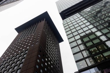 FRANKFURT, Almanya - 2 ARALIK. 2024: Omniturm ve Frankfurt, Almanya 'daki diğer modern binalar