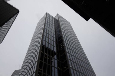 FRANKFURT, Almanya - 2 ARALIK. 2024: Bu resimde Frankfurt, Almanya 'da tanınmış bir gökdelen olan Opernturm sergileniyor
