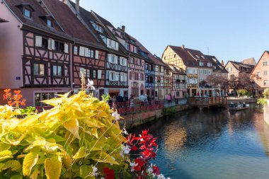 COLMAR, FRANCE - 20 Eylül 2024: Fransa 'nın Colmar kentindeki La Petite Venise (Küçük Venedik)