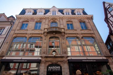 COLMAR, FRANCE - 20 EYLÜL 2024: Colmar, Fransa 'daki Maisons du Monde mağazası