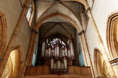 COLMAR, FRANCE - SEPTEMBER 20, 2024: Fransa 'nın Colmar kentindeki St. Martin Koleji Kilisesi' nin İçişleri