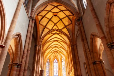 COLMAR, FRANCE - SEPTEMBER 20, 2024: Fransa 'nın Colmar kentindeki St. Martin Koleji Kilisesi' nin İçişleri