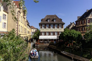 COLMAR, FRANCE - 20 Eylül 2024: Fransa 'nın Colmar kentindeki La Petite Venise (Küçük Venedik)