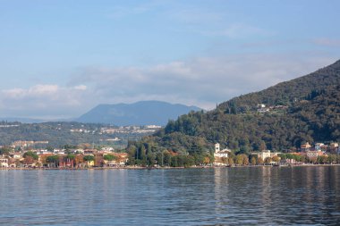 GARDA, İtalya - 22 Ekim 2024: Garda kasabası Garda Gölü, İtalya