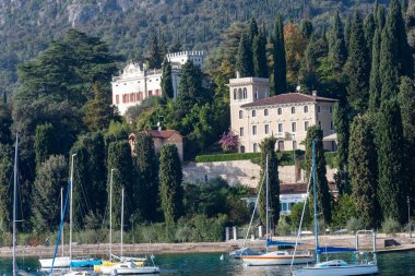 GARDA, İtalya - 22 Ekim 2024: Garda Gölü 'nden Garda, Lombardy, İtalya