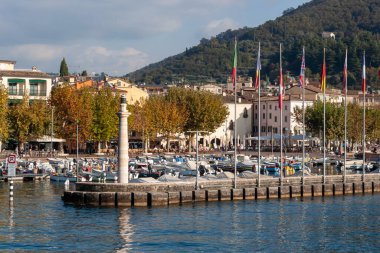 GARDA, İtalya - 22 Ekim 2024: Garda kasabası Garda Gölü, İtalya