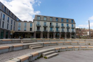 İŞARETLER, GERMANY - 9 Nisan 2023: Hohenzollern Kalesi 'nin karşısındaki Sigmaringen' deki Karls Oteli