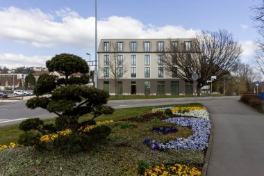 Sigmaringen, Almanya 'da, çok katlı, modern bir otelin dış görüntüsü. Parlak, parçalı bulutlu bir gökyüzünün altında.