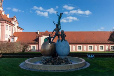 ALTSHAUSEN, GERMANY - 9 Nisan 2023: Düşes Diana von Wuerttemberg 'in etkileyici heykelleri Altshausen şatosu parkında yer almaktadır.