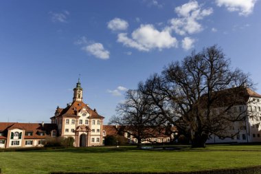 Görüntü Altshausen Kalesi 'nin ihtişamını ve tarihsel önemini yansıtıyor. Mimari detaylarını ve zarif yapısını vurguluyor.