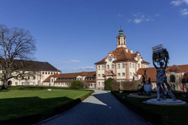 ALTSHAUSEN, GERMANY - 9 Nisan 2023: Düşes Diana von Wuerttemberg 'in etkileyici heykelleri Altshausen şatosu parkında yer almaktadır.
