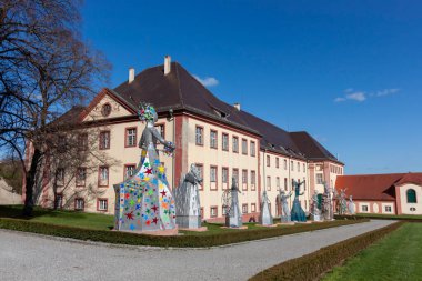 ALTSHAUSEN, GERMANY - 9 Nisan 2023: Düşes Diana von Wuerttemberg 'in etkileyici heykelleri Altshausen şatosu parkında yer almaktadır.