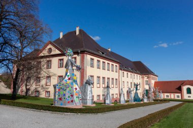 ALTSHAUSEN, GERMANY - 9 Nisan 2023: Düşes Diana von Wuerttemberg 'in etkileyici heykelleri Altshausen şatosu parkında yer almaktadır.