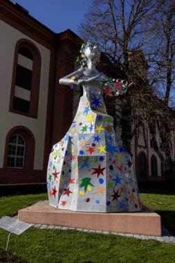 ALTSHAUSEN, GERMANY - 9 Nisan 2023: Düşes Diana von Wuerttemberg 'in etkileyici heykelleri Altshausen şatosu parkında yer almaktadır.